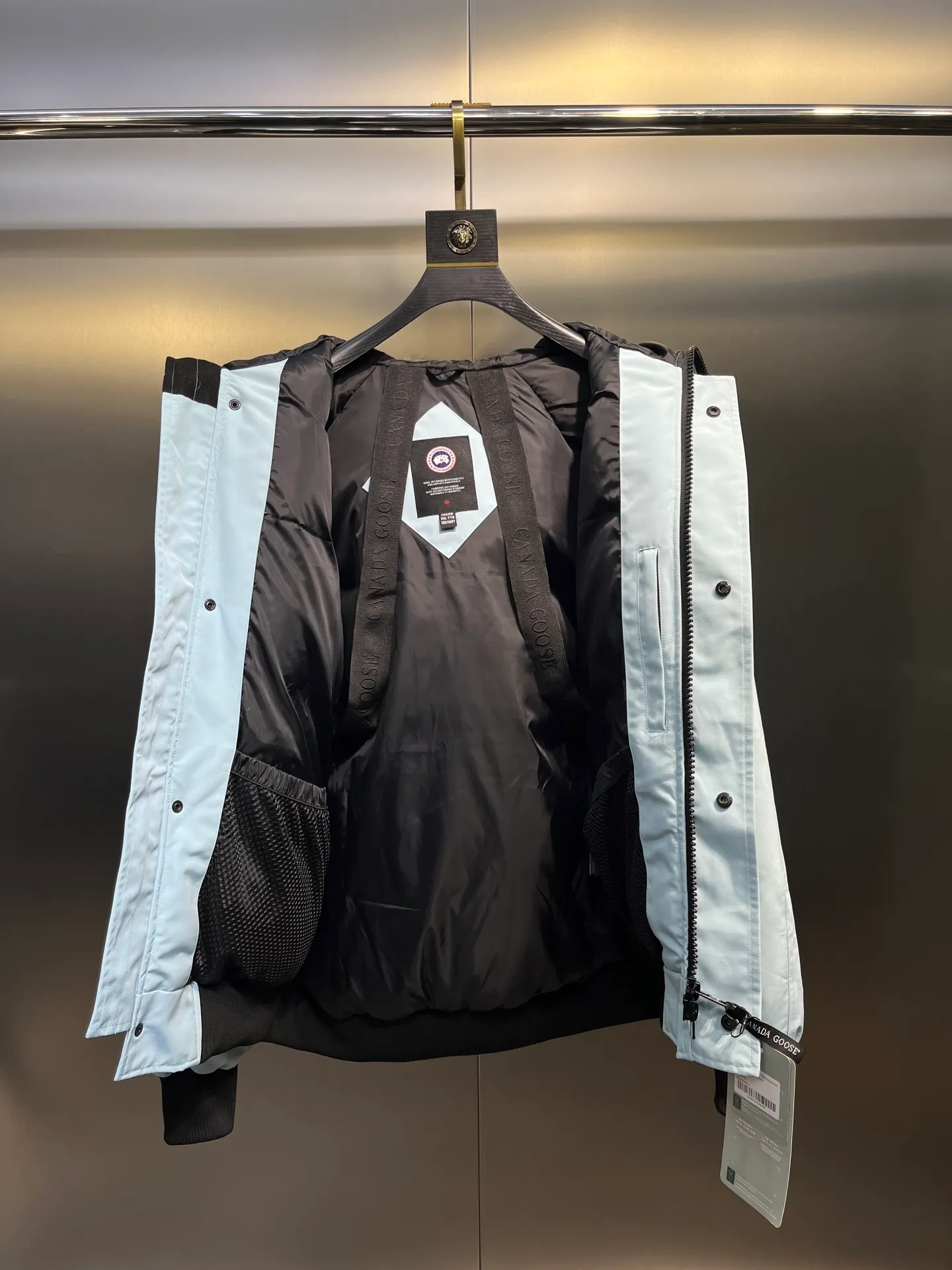 P780 high-end version (new version of Big Goose 01) Canada Goose Canada Goose #Chilliwack 7999M bomber jacket short down jacket/01 model #Men and Women Same Style# ➖ Genuine synchronous anti-counterfeiting chip sensor! ➖ Imported 21S polyester-cotton blended original fabric [last year’s 16S/18S hard fabrics have been completely eliminated, this year all use 21S genuine synchronous fabrics, the soft mid-strap feels delicate and textured], genuine synchronous Feather-Light 10D waterproof coating fabric, made of 84.5 polyester fiber and 15.5 cotton, 100% the best feel in the entire network! ➖ The genuine official website is synchronized with the national standard 80 white duck down, you can check the official website customer service, there will never be a series of misleading claims such as 90 down or goose down! ➖ Using the best nylon lining with double double-layer sealing design, velvet-proof No. 7 needle + grid-filled down ready-made garments, there is 100% no so-called velvet running! ➖ The cuffs are designed with thickened seamless threads, and the collar and pockets are lined with top-quality polar fleece to keep you warm and comfortable! ➖ Yoshida YKK provides original custom-made electroplated sliders. YKK two-way lockable zippers are tight and smooth and will not peel off paint! ➖ 3M composite guarantees that the Velcro is the same as the original, durable, and all accessories and hardware are custom-made! ➖ Imported BEHRINGER embroidery machine to customize the 10,000-needle embroidery logo, 98% of which can be reproduced to restore the original logo. You can check and compare on the official website! ➖ The fur collars are all made of large pieces of Western Canadian blue wolf hide, ensuring that each fur collar is 13-15cm wide!   Size:XS-XXL